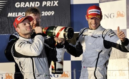 Rubens Barrichello (z szampanem) i Jenson Button ze zwycięskiego Brawn GP /AFP/INTERIA.PL