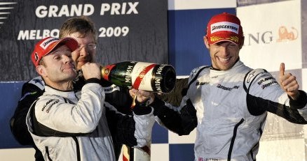 Rubens Barrichello (z szampanem) i Jenson Button ze zwycięskiego Brawn GP /AFP/INTERIA.PL