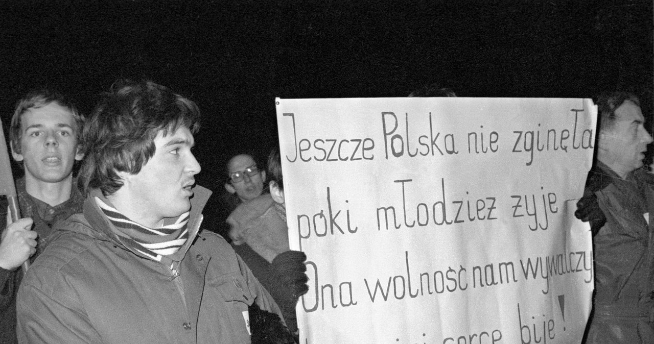 Ruch Młodej Polski, demonstracja niepodległościowa na Placu Zwyciestwa, Warszawa, 11.11.1980 r. /Bogdan Łopieński /Agencja FORUM