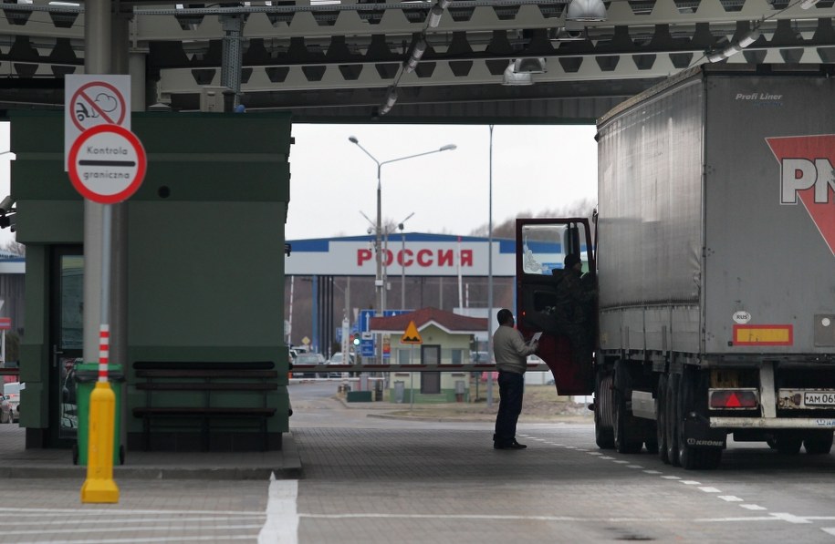 Ruch na polsko-rosyjskim przejściu granicznym Bezledy- Bagrationowsk /Tomasz Waszczuk /PAP