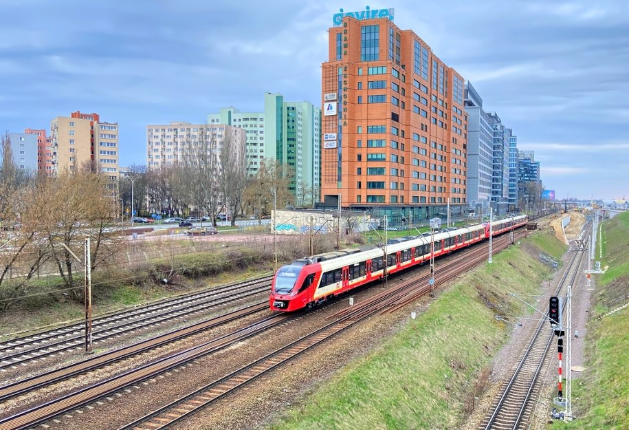 Ruch pociągów w okolicach Warszawy wstrzymany. Człowiek wtargnął na tory