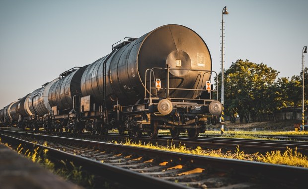 Ruch pociągów wstrzymany. Wykoleiła się cysterna z amoniakiem