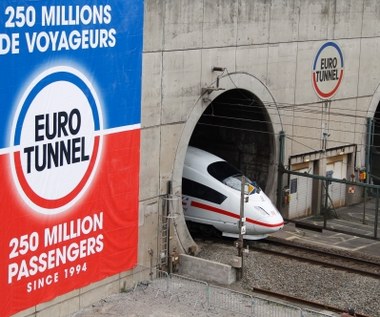 Ruch w Eurotunelu wstrzymany. Strajkujący podpalili opony