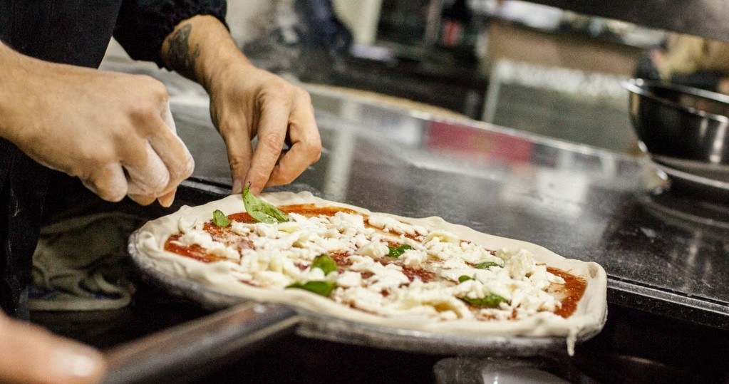 Ruch w pizzeriach zmniejszył się w 2024 r. o 3,6 proc. rdr. Zyskały lokale serwujące kanapki i dania z kurczaka (zdj. ilustracyjne) /Paolo Manzo/NurPhoto  /AFP