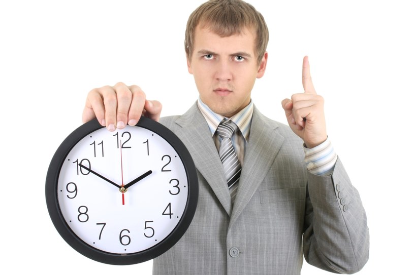 Ruchomy czas pracy to organizacja czasu pracy, w której pracodawca określa różne godziny rozpoczynania pracy w poszczególnych dniach /123RF/PICSEL