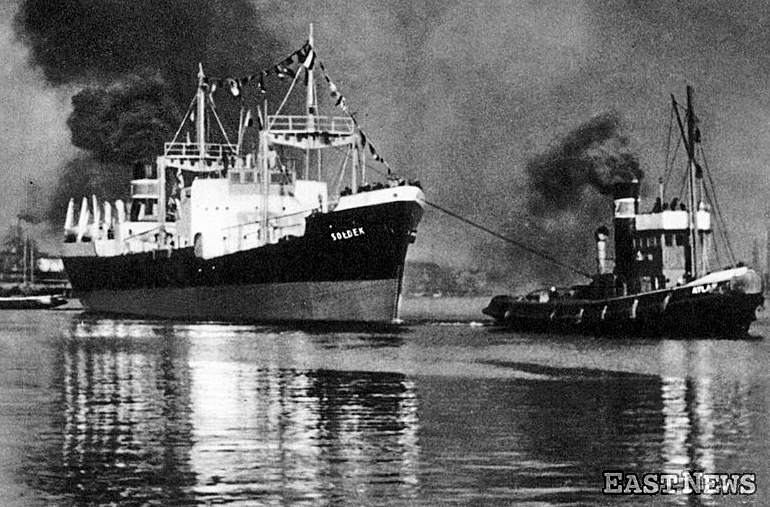 Rudowęglowiec "Sołdek" wypływa w rejs - zdjęcie z 1951 roku /Muzeum Niepodległości /East News