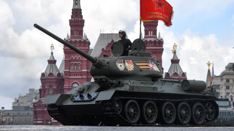 "Rudy" 102 wraca na wojnę. Rosyjscy propagandyści nie widzą przeszkód, aby wykorzystać T-34 w Ukrainie /Channel News Asia /Facebook