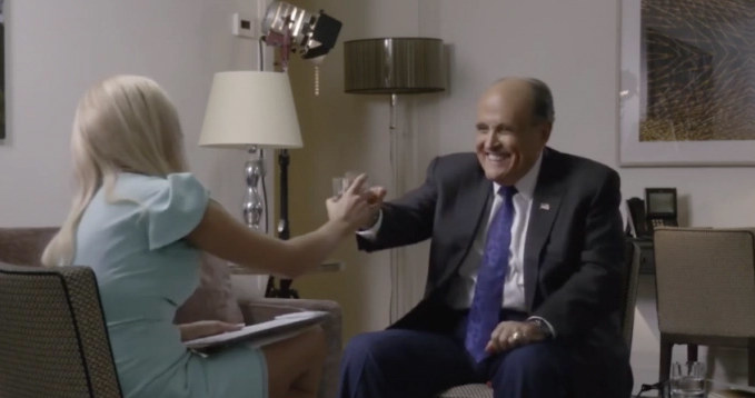 Rudy Giuliani w scenie z filmu "Borat 2" /materiały prasowe