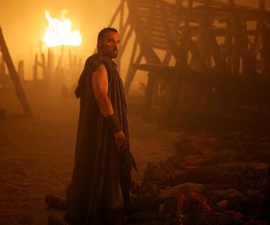 Rufus Sewell w scenie z filmu "Hercules"