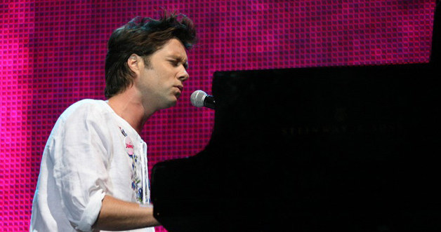 Rufus Wainwright w Stoczni Gdańskiej wykonał utwór "Hallelujah", fot.Andrzej Wrzesiński &nbsp; /East News