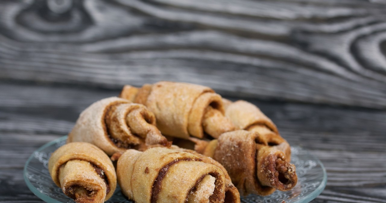 Rugelachy to żydowskie rogaliki z orzechami i dżemem. Są słodkie i mięciutkie /vadzimyakubovich /123RF/PICSEL