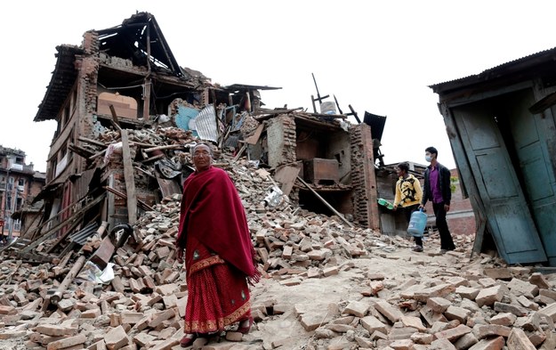 Ruiny domów w Katmandu /SEDAT SUNA /PAP/EPA