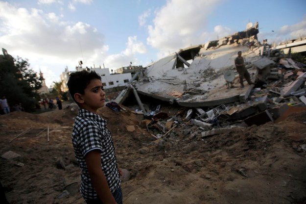 Ruiny domu zniszczonego w izraelskim nalocie na północy Strefy Gazy /MOHAMMED SABER  /PAP/EPA
