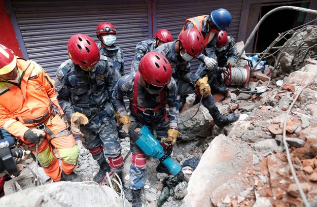 Ruiny Katmandu po trzęsieniu ziemi w Nepalu /SEDAT SUNA /PAP/EPA