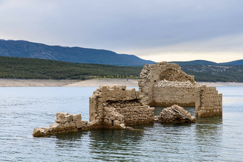 Ruiny klasztoru Dragović odsłaniają się z dna jeziora Peruća /Dubravec / HM CROPIX/SIPA /East News