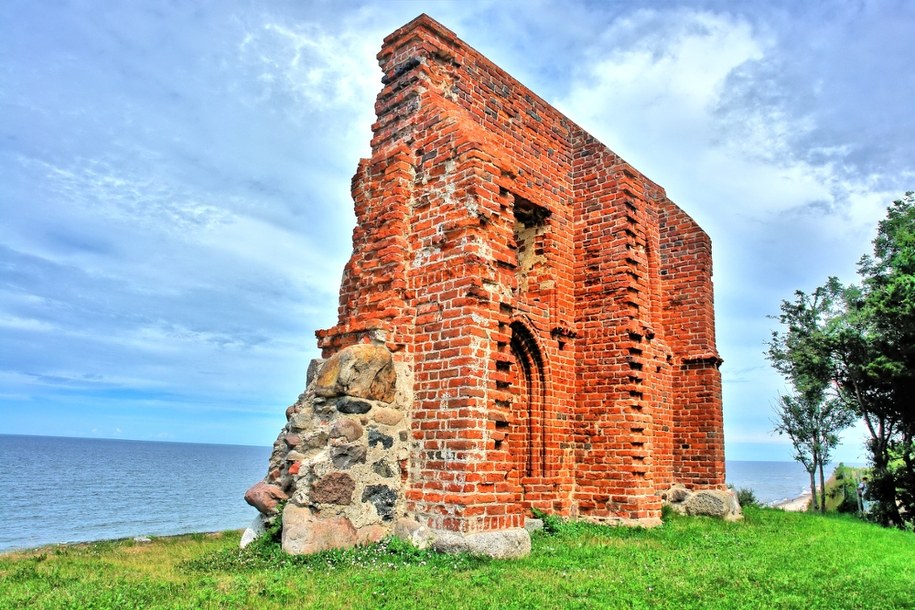 Ruiny kościoła w Trzęsaczu: Bałtyk pochłonął świątynię i zapisał jej historię w klifie /Shutterstock