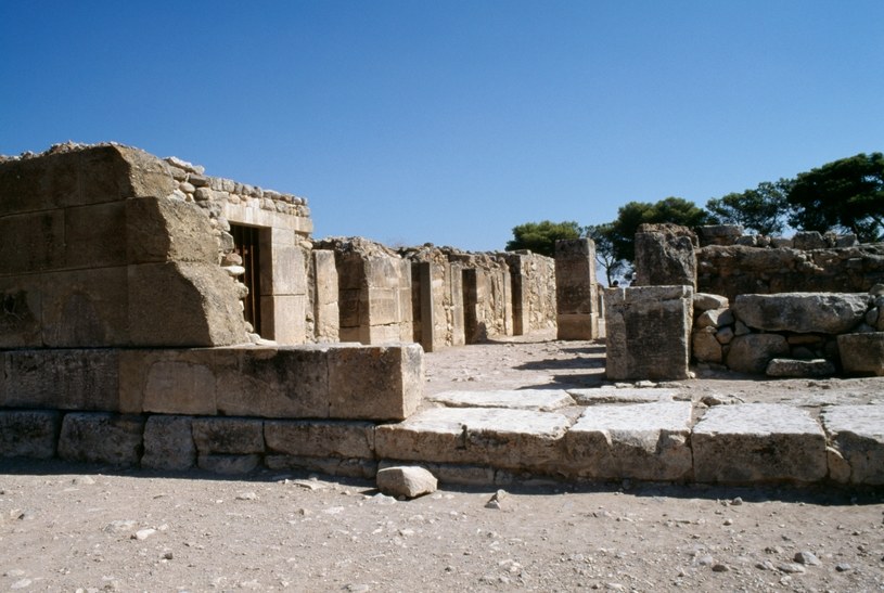 Ruiny królewskiego pałacu w Fajstos zostały odkryte przez włoską ekipę w roku 1908 /Getty Images