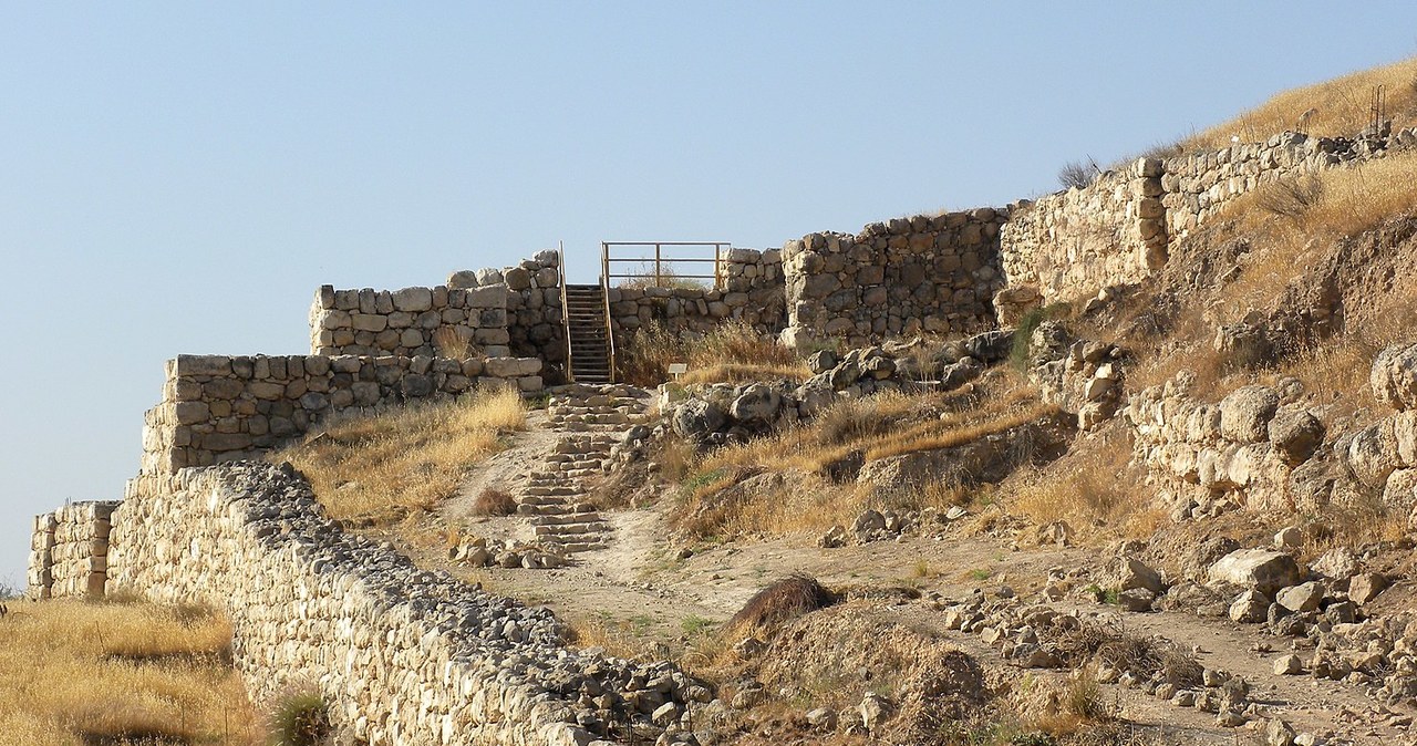 Ruiny miasta Lakisz chowają pozostałości potężnego budynku administracyjnego z czasów perskich, będącym fortem judaistycznych królów. Przy niej Eylon Levy znalazł skarb /Wikipedia