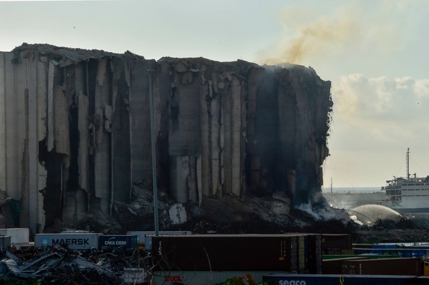 Ruiny silosu zbożowego w porcie w Bejrucie /WAEL HAMZEH /PAP/EPA