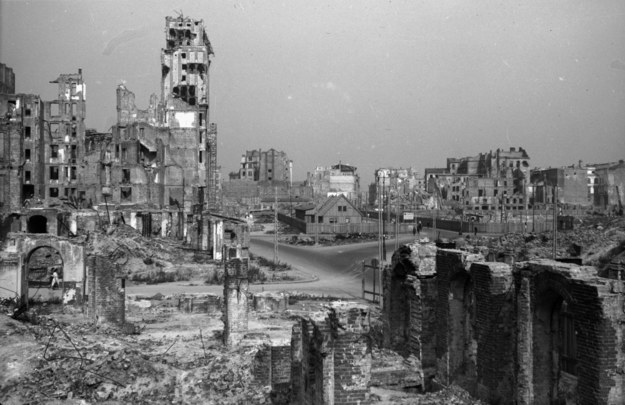 Ruiny Środmieścia Warszawy. Z lewej wypalony gmach Prudentialu /CAF /PAP