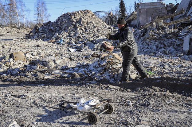 Ruiny tymczasowej rosyjskiej bazy w Makiejewce w obwodzie donieckim, którą w noc sylwestrową Ukraińcy zniszczyli rakietami /ALESSANDRO GUERRA /PAP/EPA