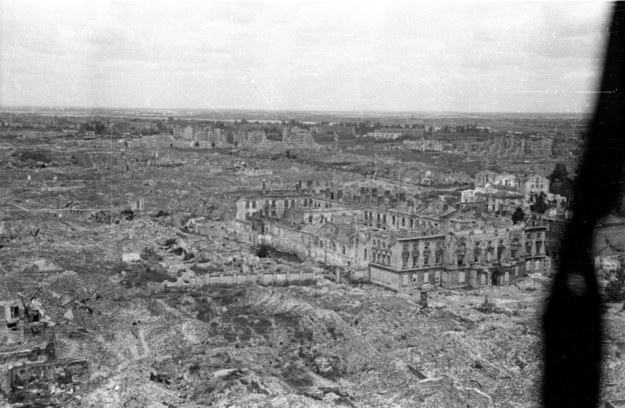 Ruiny warszawskiego getta, 1946. Na pierwszym planie zniszczony Pałac Mostowskich /Stanisław Dąbrowiecki/CAF /PAP