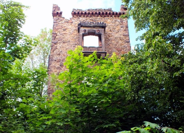 Ruiny Wieży Waldecka, gdzie eksponowano niegdyś część kolekcji właścicieli /Odkrywca