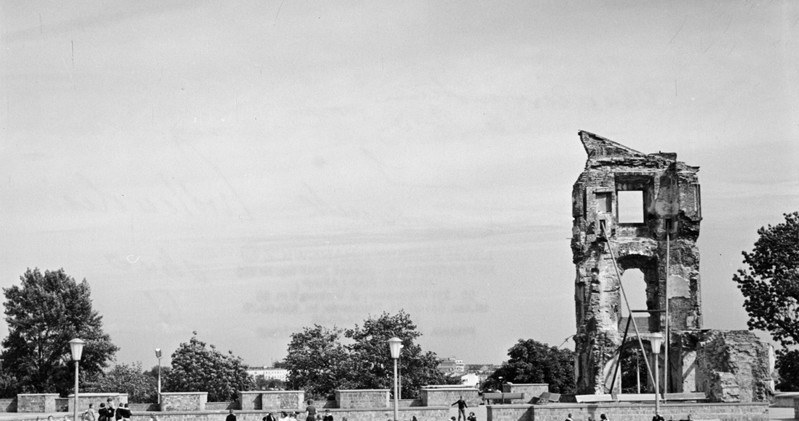 Ruiny Zamku Królewskiego w Wraszawie - widok z 1966 r. /Lech Charewicz /East News