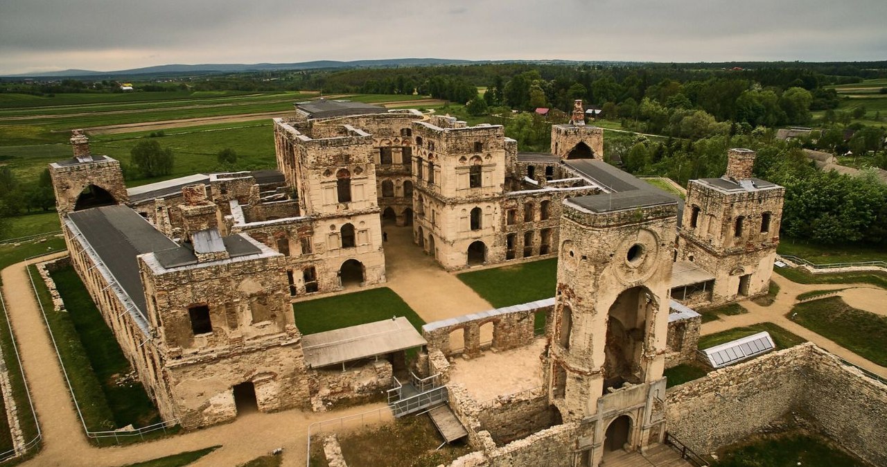 Ruiny zamku Krzyżtopór wciąż zachwycają turystów /Andrzej Stawiński/Reporter /East News