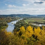 Ruiny zamku na wzgórzu zachwycają jesienią. Widok na dolinę Sanu trudno zapomnieć
