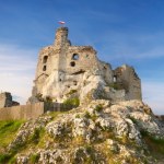 podróże Ruiny zamku w Mirowie, historia i tajemnice niezwykłej warowni na Szlaku Orlich Gniazd