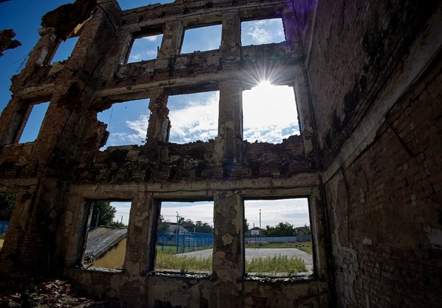 Ruiny zniszczonej w rosyjskim ostrzale szkoły w Charkowie /SERGEY KOZLOV /PAP/EPA