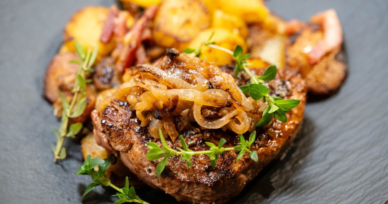 Rumsztyk wołowy to kultowe danie z PRL-u. Podawano go z podsmażoną na smalcu cebulką /steidi /123RF/PICSEL