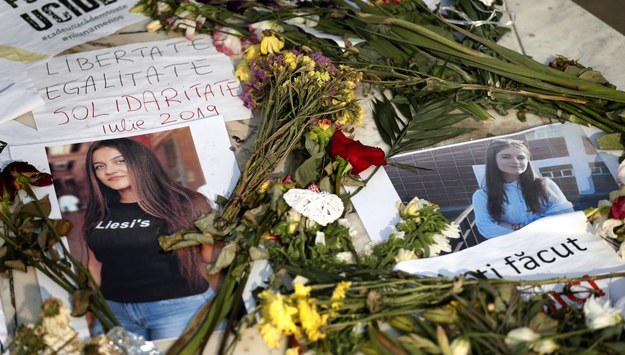 Rumuni upamiętniają zamordowane nastolatki: Alexandrę i Luizę /ROBERT GHEMENT /PAP/EPA