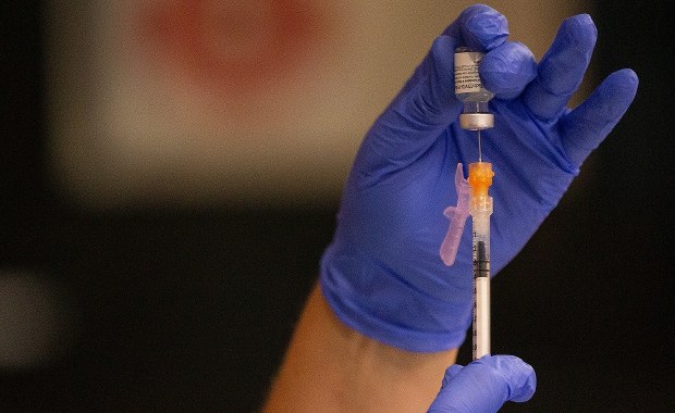 Rumunia: Zaszczepieni przeciw Covid-19 otrzymają bony na jedzenie