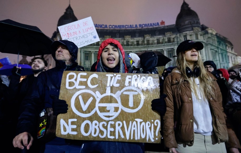 Rumuńscy demonstranci podczas protestu na Placu Uniwersyteckim przeciwko skrajnie prawicowemu niezależnemu kandydatowi na prezydenta Calinowi Georgescu. /	ROBERT GHEMENT /PAP/EPA