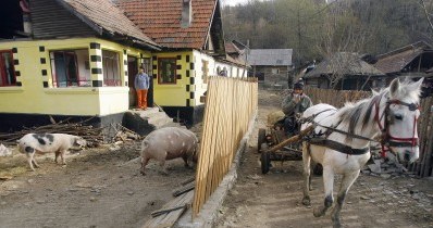 Rumuńska wioska Glod pojawia się w początkowej sekwencji filmu /AFP