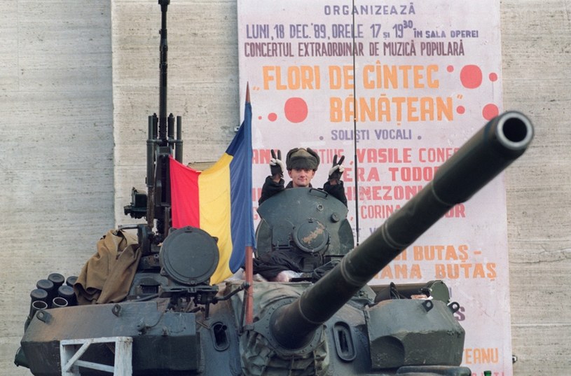 Rumuński żołnierz pokazuje gest V na znak solidarności z protestującymi /AFP /East News