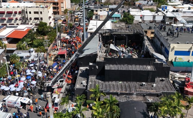 Runął dach dyskoteki, zatrważający bilans ofiar śmiertelnych [ZDJĘCIA]