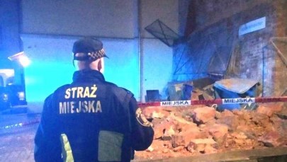 Runął mur na Bednarskiej w Warszawie. Uszkodził auta i śmietniki