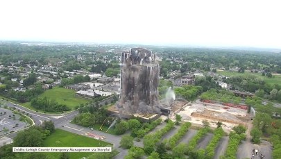 Runął w kilka sekund. Spektakularne wyburzenie wieżowca w USA [WIDEO]