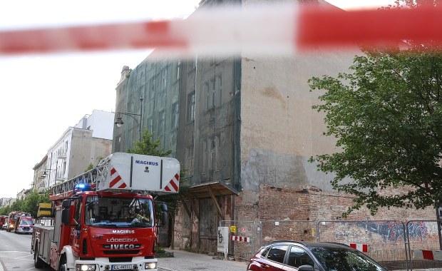 Runęła część opustoszałej kamienicy w Łodzi