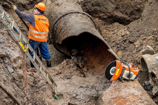 Rura pękła we wtorek wieczorem /Maciej Kulczyński /PAP