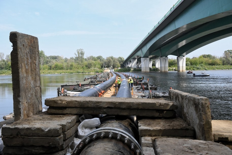 Rury w pobliżu mostu pontonowego przez Wisłę w Warszawie / 	Radek Pietruszka   /PAP