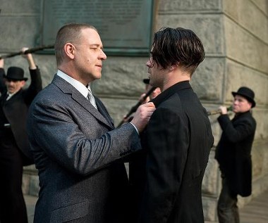 Russell Crowe i Colin Farrell w scenie z filmu "Zimowa opowieść"