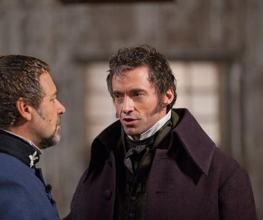 Russell Crowe i Hugh Jackman w scenie z filmu "Les Miserables: Nędznicy"