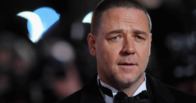 Russell Crowe jest teraz "nędznikiem", pamięta jednak o "gladiatorskiej" przeszłości - fot. S.Wilson /Getty Images/Flash Press Media