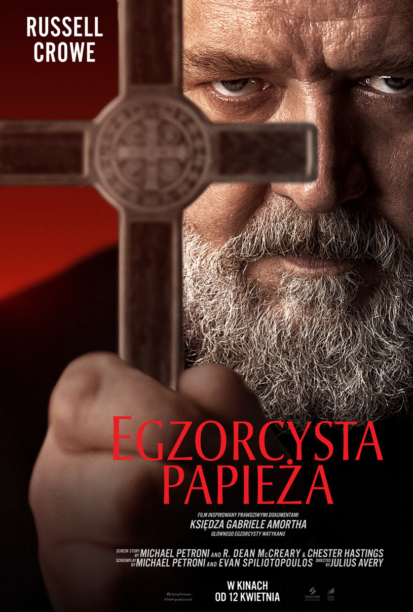 Russell Crowe na plakacie filmu "Egzorcysta papieża" /UIP /materiały prasowe