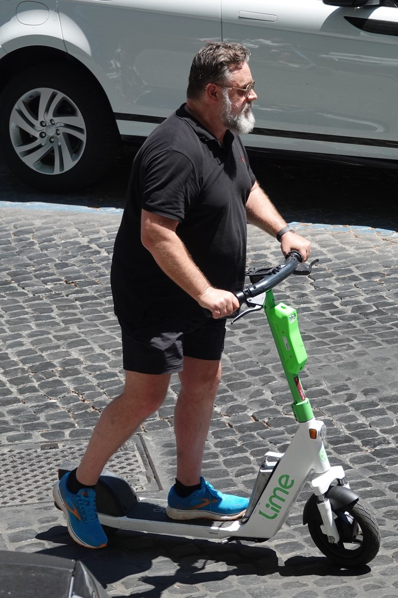 Russell Crowe na ulicach Rzymu /ROMA MEGA / The Mega Agency /Agencja FORUM