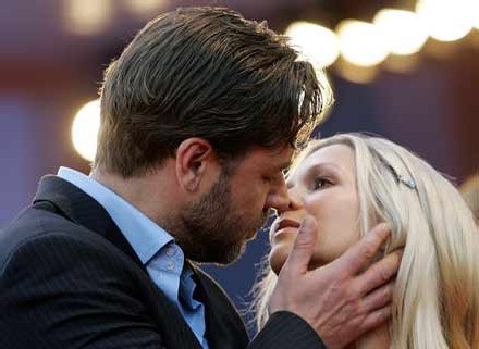 Russell Crowe przyznaje, że bywa nieprzyjemny... nie przeszkadza to chyba jednak rzeszom fanek /AFP